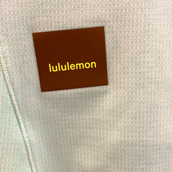 Lululemon tank top. Size 6. Small zipper pocket in the front. Turquoise colour. - Picture 5 of 5